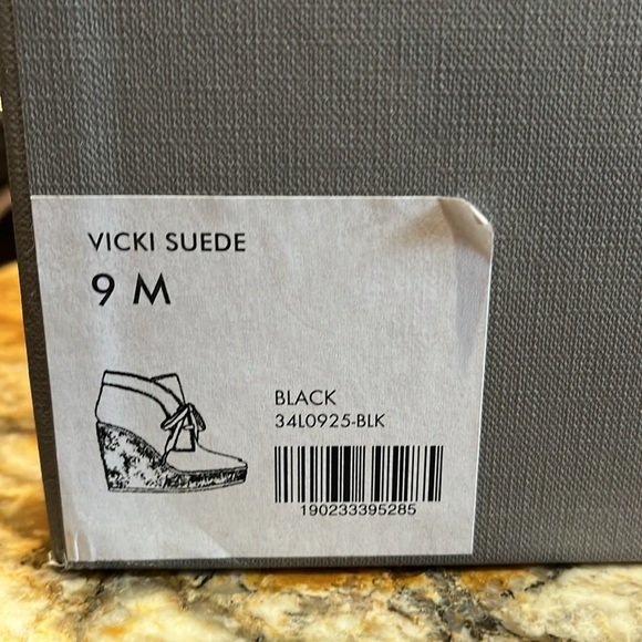 Size 9 Italian Aquatalia platform black suede booties. Lightly sherpa lined. - Picture 6 of 6